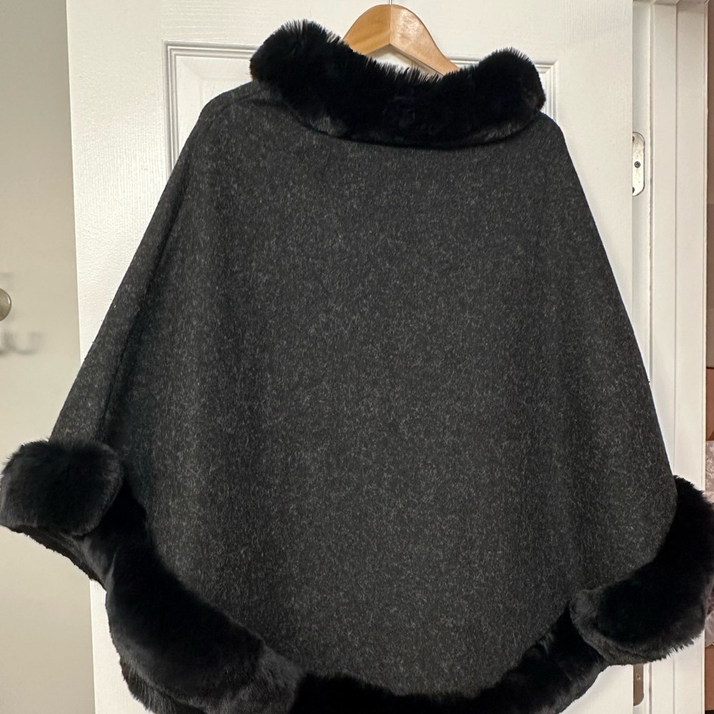 Elegant Black Faux Fur-Trimmed Women's Cape